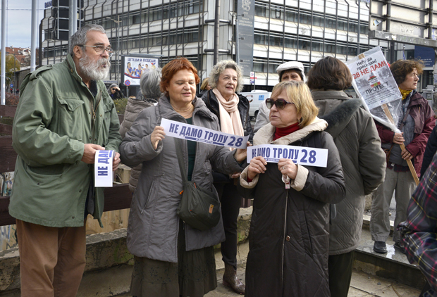 Београђани траже повратак троле 28: Окупили се испред Градске управе и предали петицију
