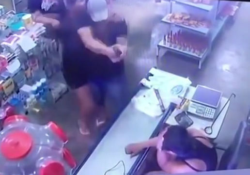 Хтео да убије супругу, спасило је чудо: Четири пута притисао окидач, њој није било ништа (ВИДЕО) 