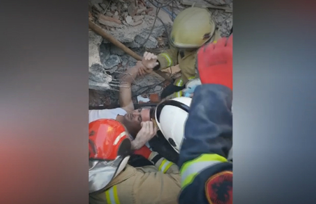 Чудо у Албанији: Погледајте тренутак када је младић после два дана извучен из рушевина (ВИДЕО)