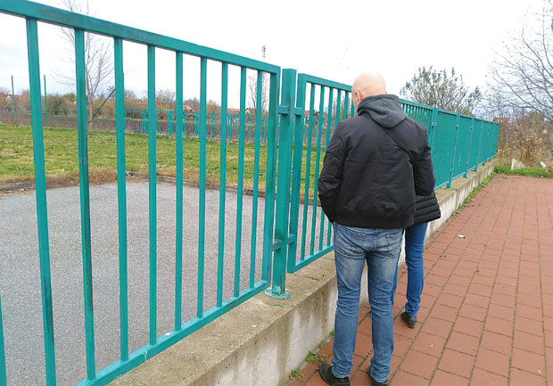 После несреће у дворишту школе Душан Радовић у Новом Саду: Дечак  на кога је пала метална капија и даље тешко