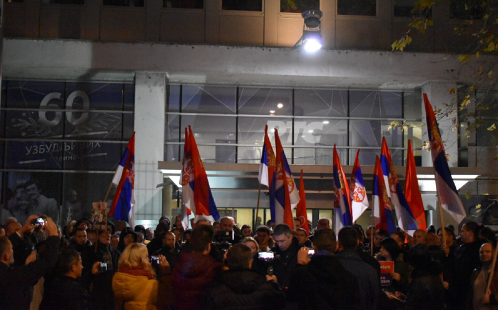 Блокирао РТС: Бошко Обрадовић са присталицама опколио јавни сервис