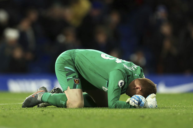 Дебитовао у Премијер лиги са 33 године, “Стамфорд бриџ” довео до лудила, па се у сузама срушио на терен (ВИДЕО)