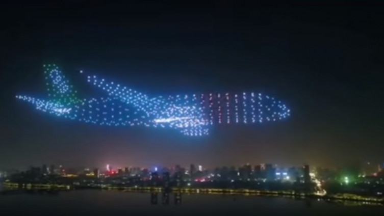 Како изгледа када 800 дронова формира облик авиона на ноћном небу?