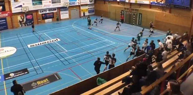 Чудо је како нико није повређен: Деца су играла утакмицу, а онда је пијани возач колима улетео у халу (ВИДЕО)