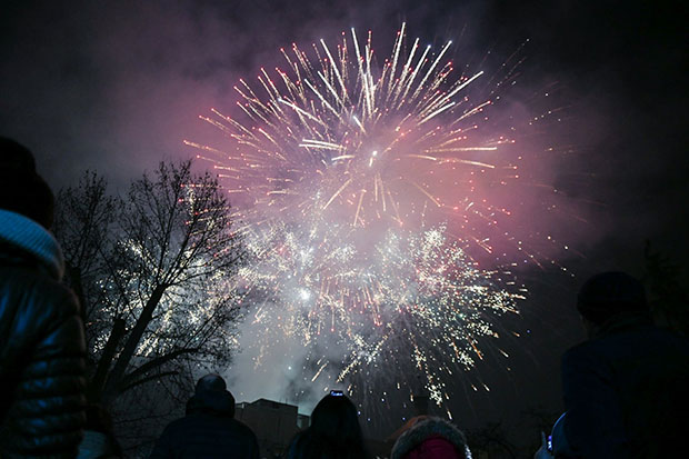 Величанствен дочек Нове године у региону: У Бијељини славили уз Маринка Роквића, Бањалучани ђускали уз хитове Црвене јабуке и Јелене Томашевић (ФОТО)