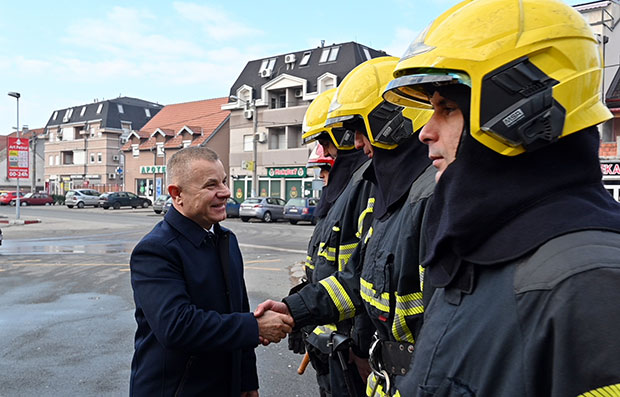 Храбри ватрогасци спасили човека из пожара у Борчи