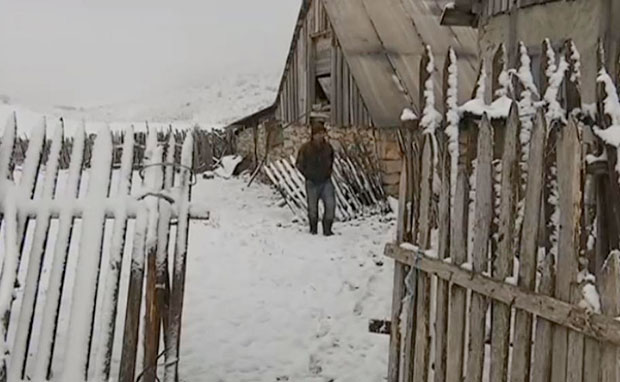 САФЕТ ЖИВИ У ПОТПУНОЈ ДИВЉИНИ, ДО МАЈА МУ НИКО НЕЋЕ ДОЋИ У ГОСТЕ: Да прекрати зиму има једну жељу и то ОВУ КЊИГУ