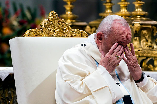 Изгубио сам стрпљење: Папа Фрања се извинио јер је ударио жену по руци