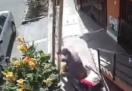 Бесни инвалид у колицима оборио молера са ДЕВЕТ МЕТАРА висине: Снимак језивог пада на тротоар (ВИДЕО)