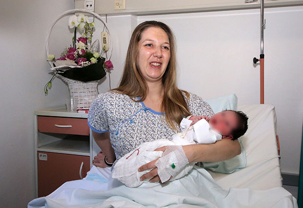 Мала Ленка била “најбржа” и добила 200.000 динара: Награда за прву бебу рођену ове године у Новом Саду 