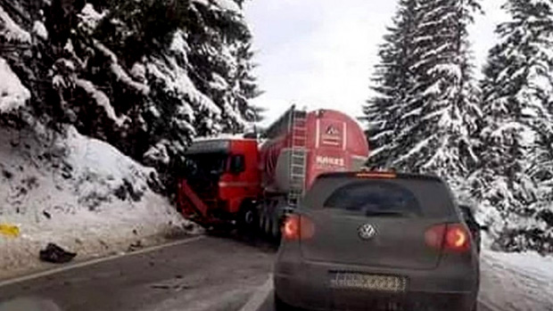 Кренули на дочек Нове године па погинули: Угледни људи из Бановића повели једину унуку са маскенбала, па подлетели под цистерну, девојчици поломљене ноге