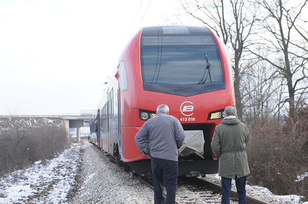 Воз се затресао, путници изашли и угледали човека како лежи: Ужас код Краљева првог дана 2020. (ВИДЕО)