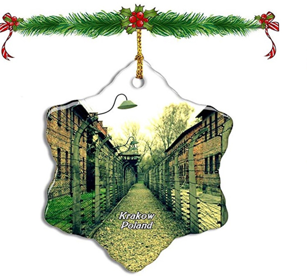 Ко је могао да се сети ове морбидности? Празнични украси са сликама Аушвица подигли буру на интернету