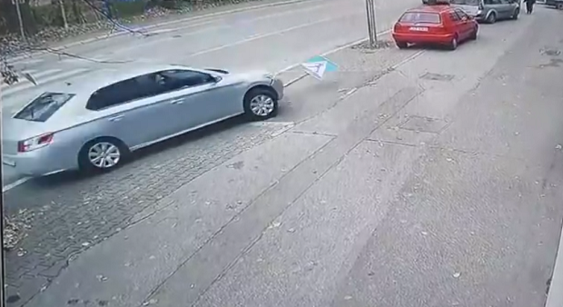 Заглавила јој се штикла па аутомобилом улетела у излог: Необична саобраћајна несрећа у Бањалуци (ВИДЕО)