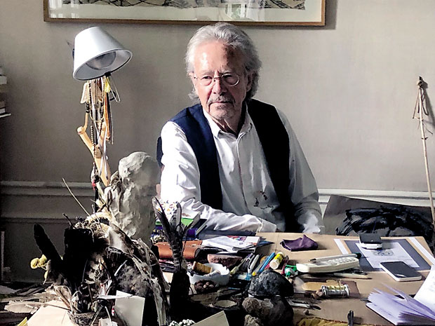 Српски интелектуалци реаговали на нападе упућене нобеловцу: Стоп харангама против Хандкеа
