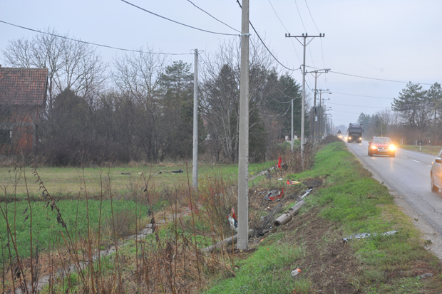 Ауто излетео са пута, преврнуо се на кров, погинула девојка (20): Тешка несрећа код Обреновца, повређена двојица мушкараца!
