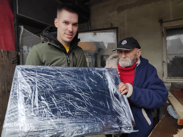 Молио сам Бога да ме узме себи, смрзнут и гладан, а сада ме жарко сунце огрејало: Најстаријем колпортеру стигла храна и ТВ (ФОТО)