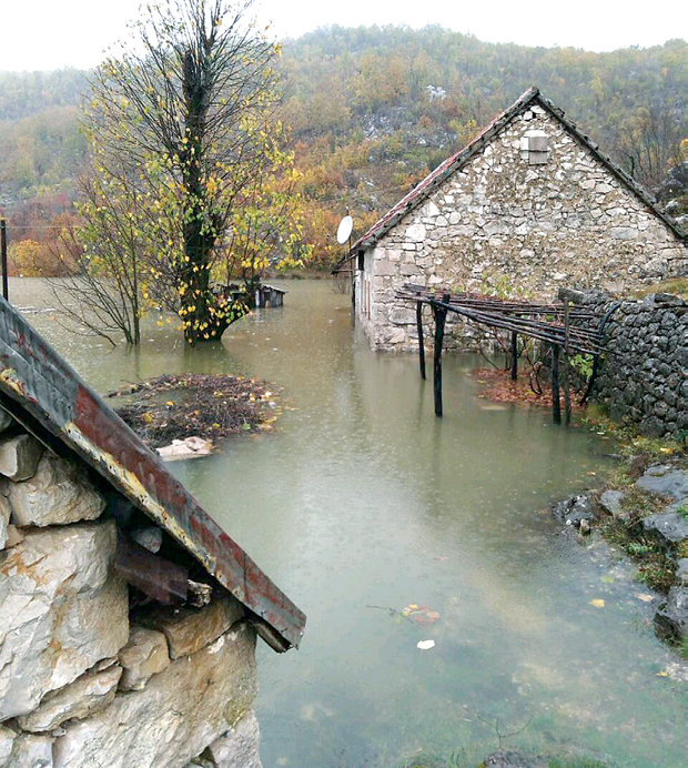 У кршу се борите за воду или против ње: Због поплава око Никшића многи су напустили куће