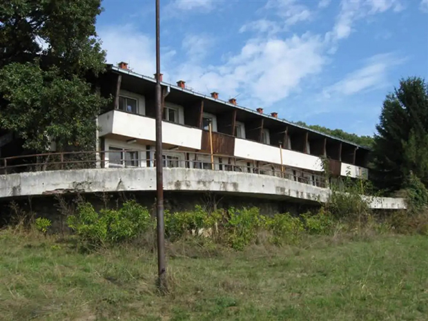 Платили је готово 20 милиона евра, руина сада чека боље дане: Хотел Фрушка гора у Лежимиру добио новог власника