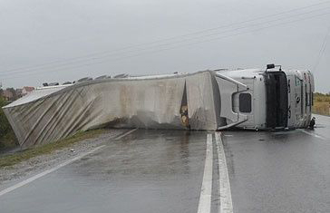 Камион пун слаткиша слетео с пута