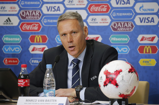 Ван Бастен направио скандал: Изговорио нацистички поздрав у емисији, па је избачен из игрице