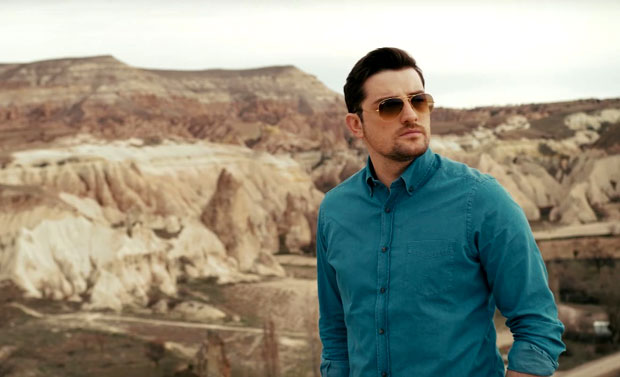 Мирза Селимовић у кадровима са фаталном црнком: Певач објавио нову песму „Ко те памти“ (ВИДЕО)