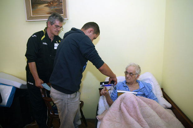 Не морају на биралишта: Стари и немоћни могу да гласају код куће