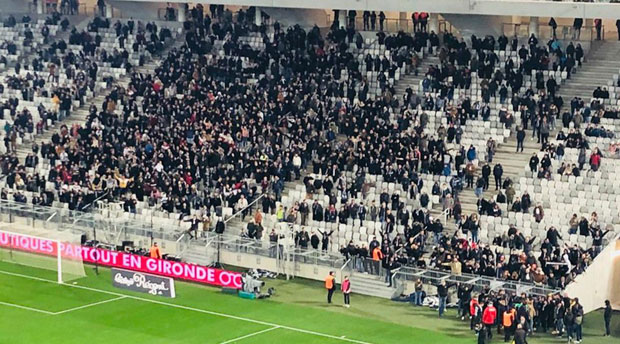 Прекид утакмице у Бордоу: Навијачи ушли на терен јер власник није испунио обећање