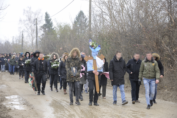 Накупило се туге за три живота: Сахрањена Ана Катaнић (20), која је погинула пред очима своје мајке