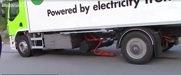 Као у филмовима – пут који пуни возила док се крећу (ВИДЕО)