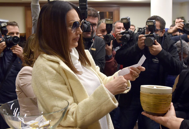 Дочек Нове године у Будви: Цеца и Чола певају на тргу