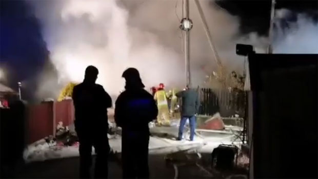 Спасиоци копају по рушевинама: После експлозије гаса пронађена четири тела, за четворо несталих још се трага (ВИДЕО/ФОТО)