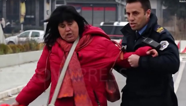 Српкиња кренула на гроб родитеља, па је напао албански полицајац: Снимак малтретирања у Косовској Митровици (ВИДЕО) 