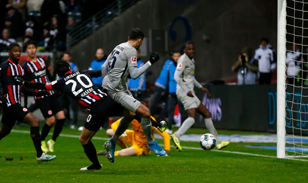 Херта испустила победу у Франкфурту и “поништила” сјајно вече Марка Грујића