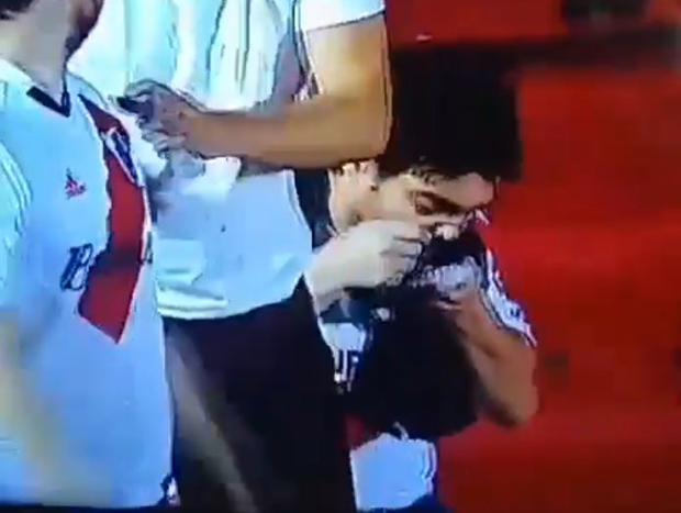 Све је ово нормално: Навијач Ривера се дрогира током утакмице, око њега нико не реагује (ВИДЕО)