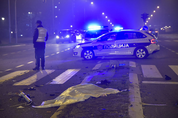Пијан покосио жену на пешачком острву, од силине ударца растурен и ауто: Прве слике ужаса на Новом Београду (ФОТО)