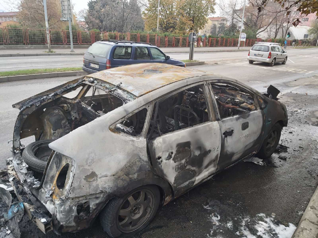 У возило му је ушла група момака, а онда је уследио хаос: Запаљено такси возило у Нишу, повређен таксиста (ФОТО)