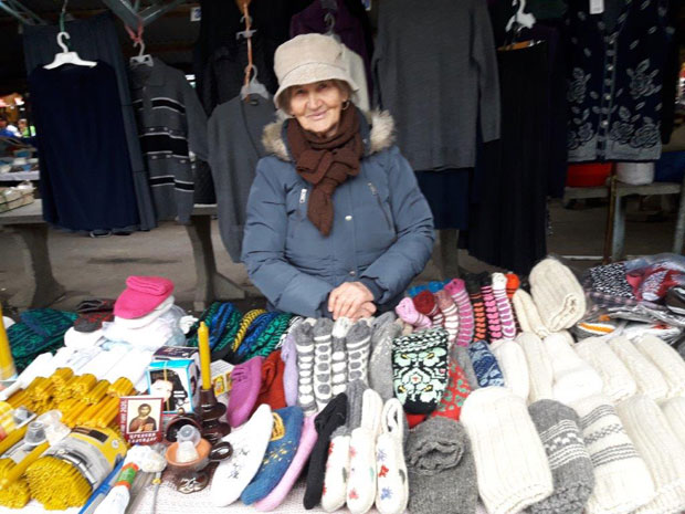 Бака Јефа (89) је хит на пијаци: Пуна оптимизма ради шест дана у недељи, а њене чарапе су најтраженије 
