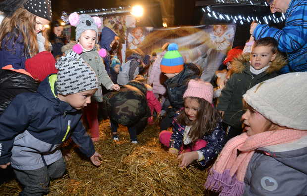 Нови Сад у трци за најбољи европски божићни вашар: Распевана јелка побеђује Загреб? (ФОТО/ВИДЕО)