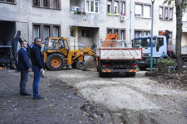 Одзвонило запуштеним и прљавим просторима између зграда: И чистоћа посао општина