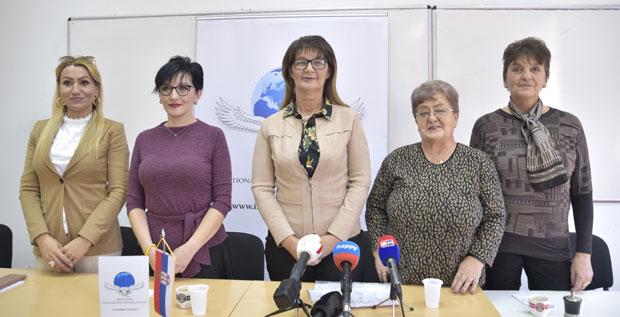 Кренуле пут шведске престонице: Жене жртве рата РС решене да дају подршку нобеловцу
