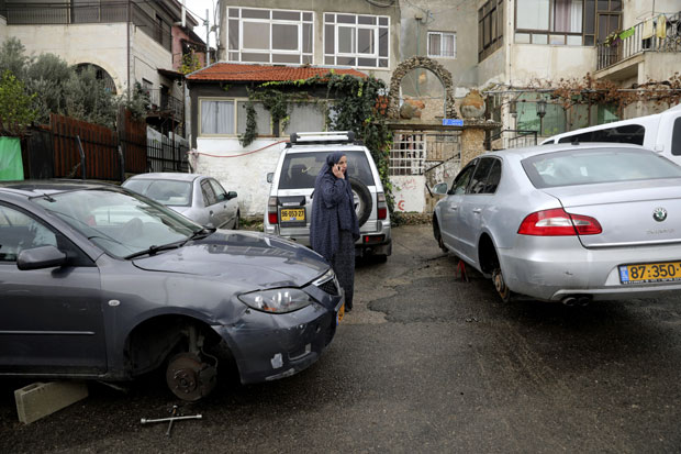 Вандали демолирали 160 возила, исечене гуме, исписани графити... (ВИДЕО)