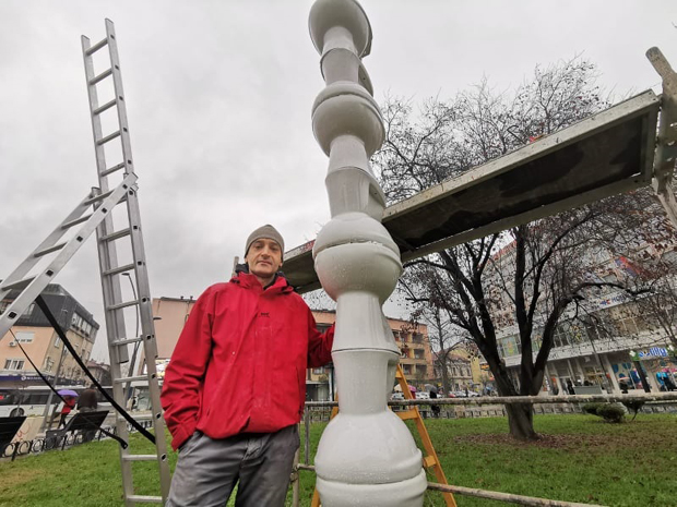 Награђена уметност згрозила грађане: Центар Чачка красе “ве-це” шоље