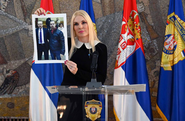 Нарко дилер у загрљају са лидером СзС; Поповић Ивковић: Напади СзС на полицију чим се такне у њихове нарко везе