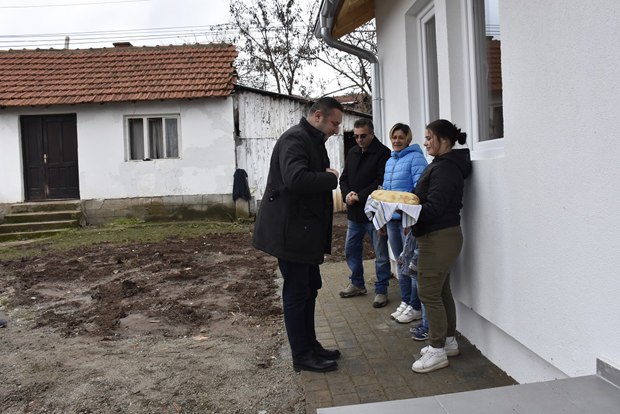 Нови дом значи нови живот: Председник општине Грачаница уручио кључеве нове куће породици Симић (ФОТО)