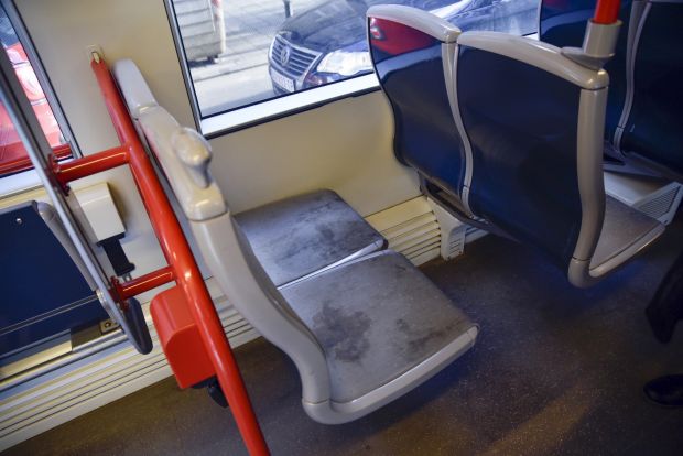 Успела да побегне у трамвај и затражи помоћ пре него што се онесвестила: Муж је претукао...