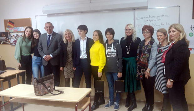 Безбедност у саобраћају на длану: Велики успех ученика 14. београдске гимназије на глобалном такмичењу Реноа (ФОТО)