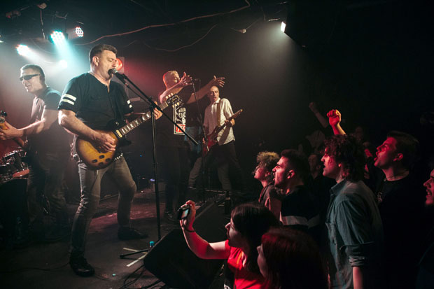 Параф за Новости: Нови талас је све у Југославији преокренуо;  Силно се веселимо свиркама у Новом Саду и Београду