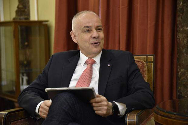 Радојичић честитао Петеру Хандкеу на уручењу Нобелове награде и позвао га да посети Београд