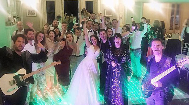 Ужас на свадби: Кум ударио младу и вукао је низ степенице, викао је да младожења није требало да је ожени! (ФОТО)